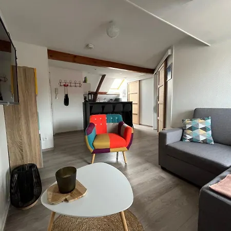 Agreable A Malo Proche De La *